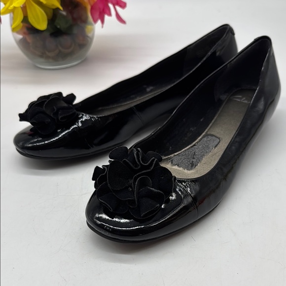 Clarks Shoes - Clarks Black Patent Ballet Flats with Floral Detail Size 8.5 BFL9022E